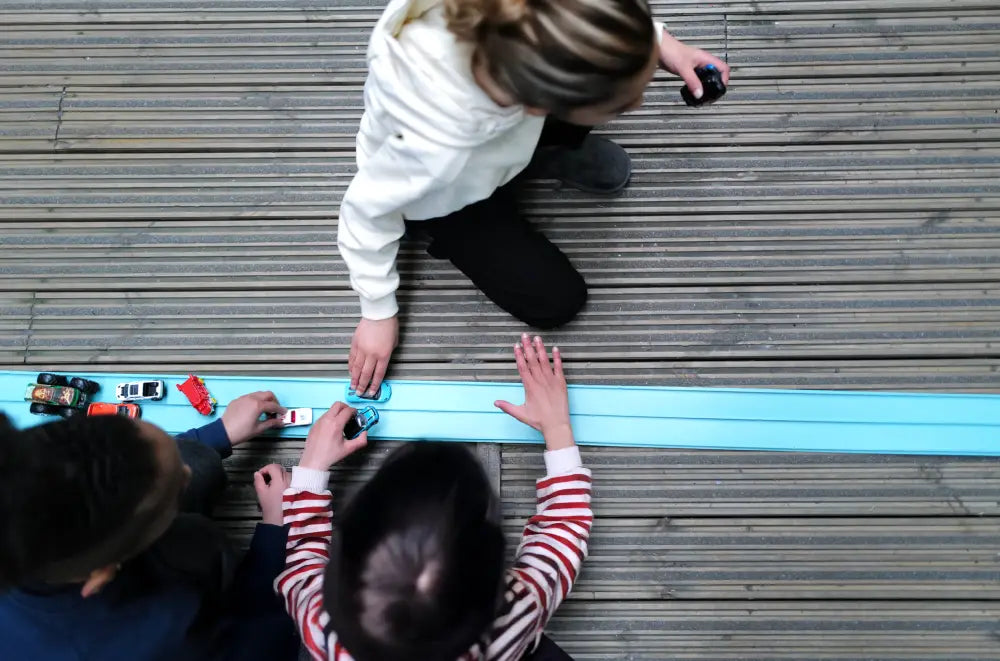 Le jouet idéal pour éloigner les enfants des écrans : la piste flexible Super Circuit