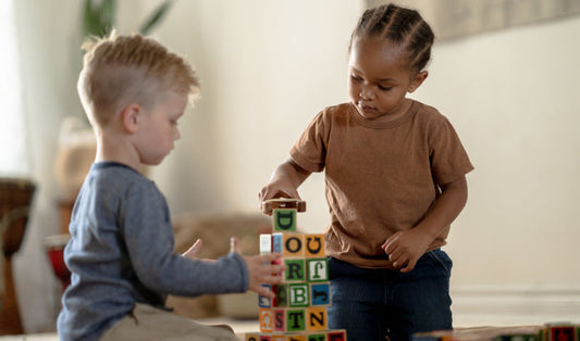 Warum langweilen sich Kinder so schnell mit ihrem Spielzeug? Und wie findet man Spielzeug, das wirklich lange begeistert?